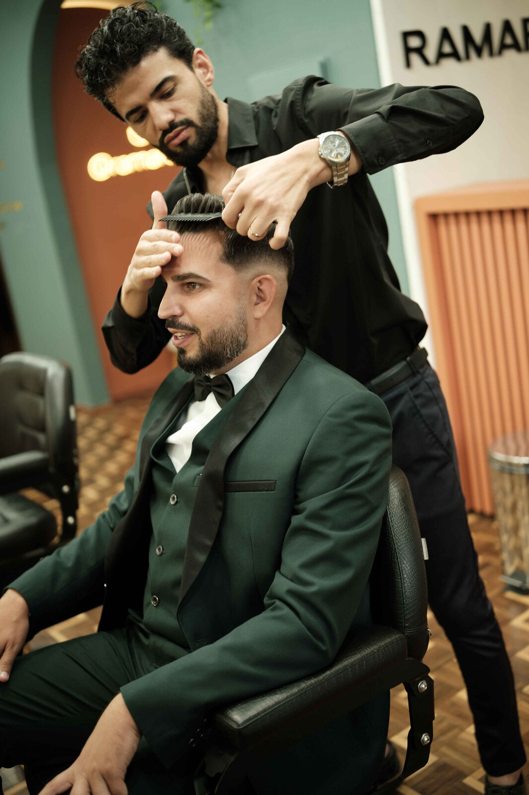 Barbeiro Ronaldo atendendo cliente na Ramaro Men