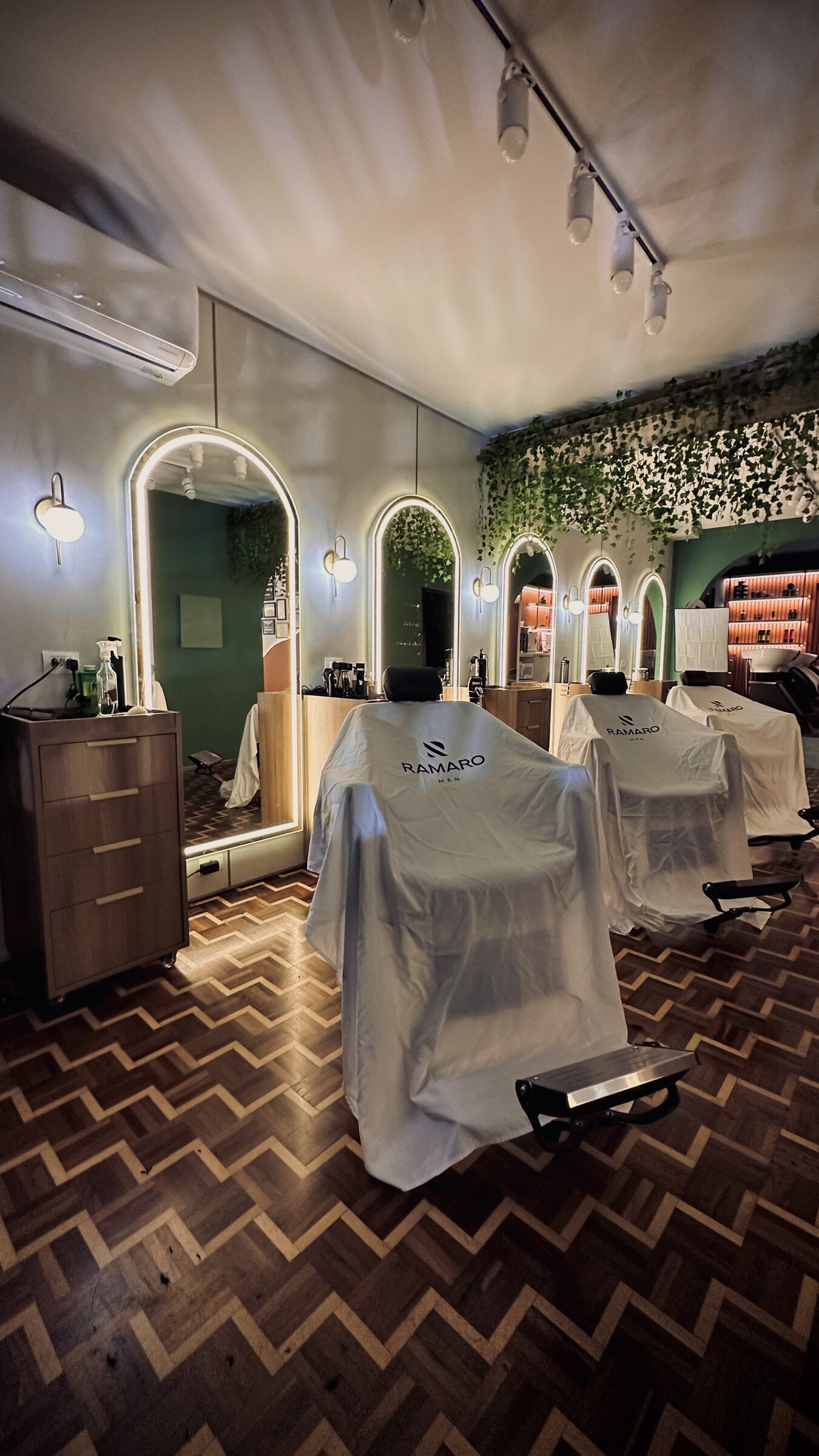Interior da barbearia Ramaro Men